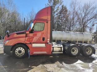 2023 Freightliner CASCADIA 126