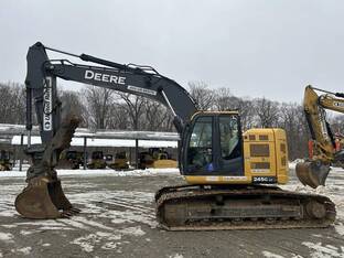 2019 John Deere 245G LC