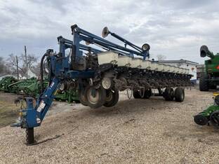 2005 Kinze 3700