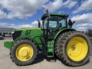 2017 John Deere 6215R