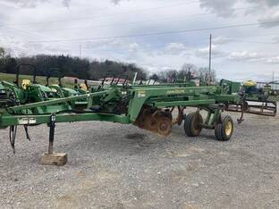 John Deere 2700