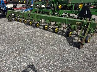 John Deere 825