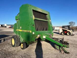 2000 John Deere 566