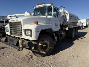 1995 Mack RD690S