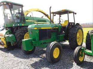 John Deere 3055