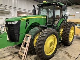 2017 John Deere 8270R