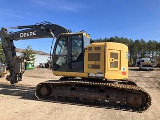 2017 John Deere 245G LC