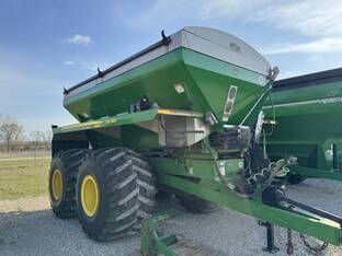 2012 John Deere 345 SPREADER