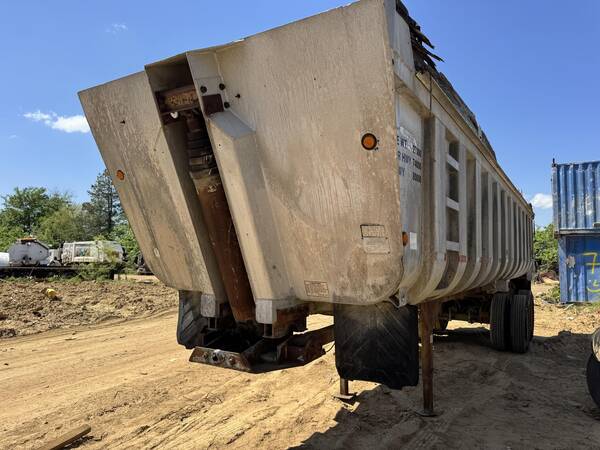 1982 Hobbs 30 ft end dump