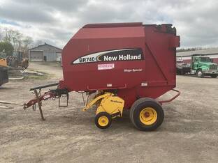 New Holland BR740