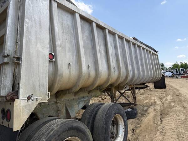 1980 Fruehauf 24 ft end dump