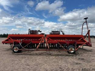 International 7100 Grain Drills