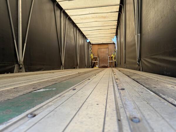 2002 Great Dane 42 ft curtain side with fork lift packag