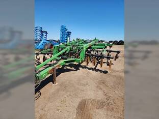 2004 John Deere 2700