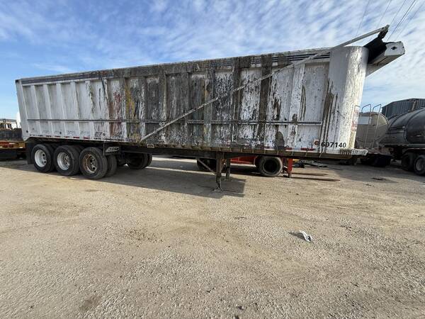 2007 Rhodes 35 ft tri axle end dump