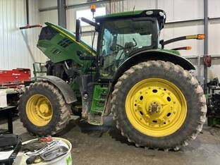 2018 John Deere 6215R