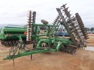 2011 John Deere 637