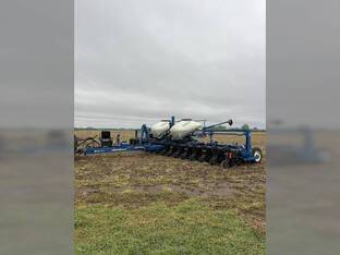2023 Kinze 3665
