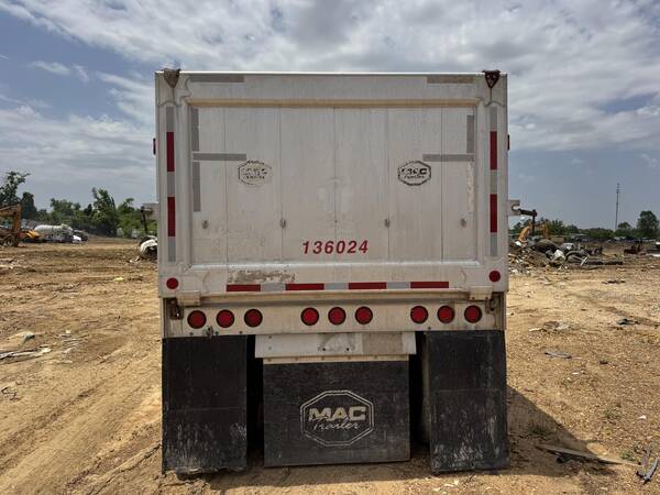 2013 Mac 40 ft end dump