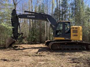 2022 John Deere 245G LC