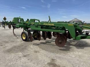 John Deere 2700