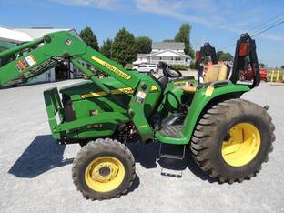 2017 John Deere 3032E