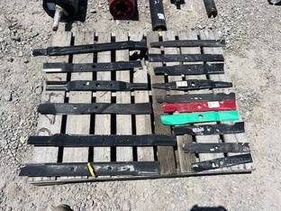 LOT OF LAWNMOWER BLADES