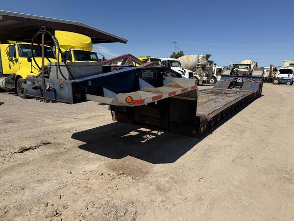 2004 Rogers 35 ton/ 28 ft well/ flip axle
