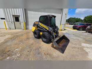2022 New Holland L320