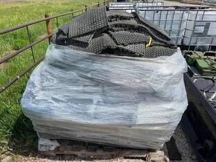 LOT OF INTERLOCKING RUBBER FLOOR MAT