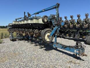 1999 Kinze 2600