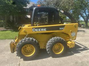 2004 John Deere 320
