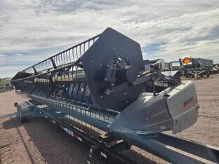 2007 Gleaner 8200
