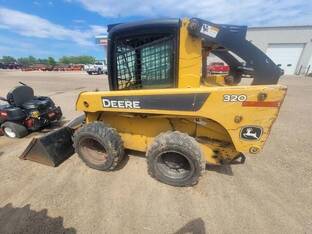 2007 John Deere 320