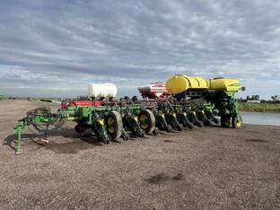 2017 John Deere 1775NT