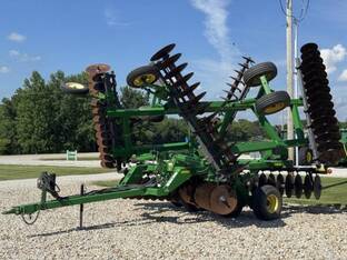 2011 John Deere 637