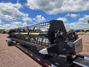 2002 Gleaner 830