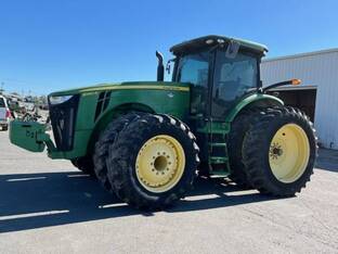 2011 John Deere 8260R