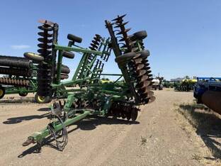 2010 John Deere 637
