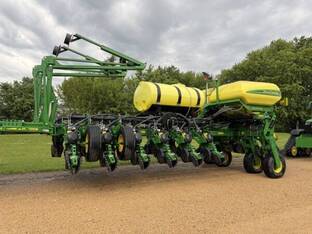 2017 John Deere 1775NT