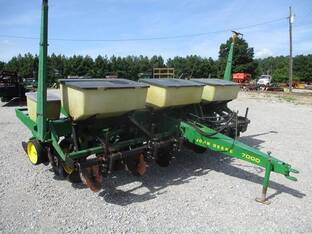 John Deere 7000