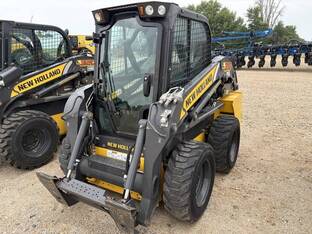 2022 New Holland L318