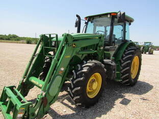 2017 John Deere 6135E