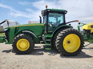 2011 John Deere 8260R