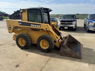 2004 John Deere 325