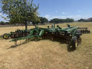 2010 John Deere 637