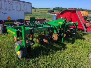 John Deere 2100