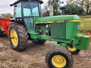 John Deere 4240
